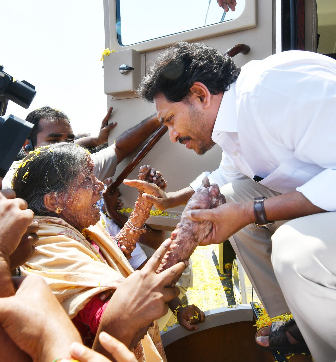 greatandhranews's tweet photo. ఈ చేయి కి చేయి అందించాలి అంటే ఆ నాయకుడికి గొప్ప హృదయం ఉండాలి https://t.co/snVXzq6Ats