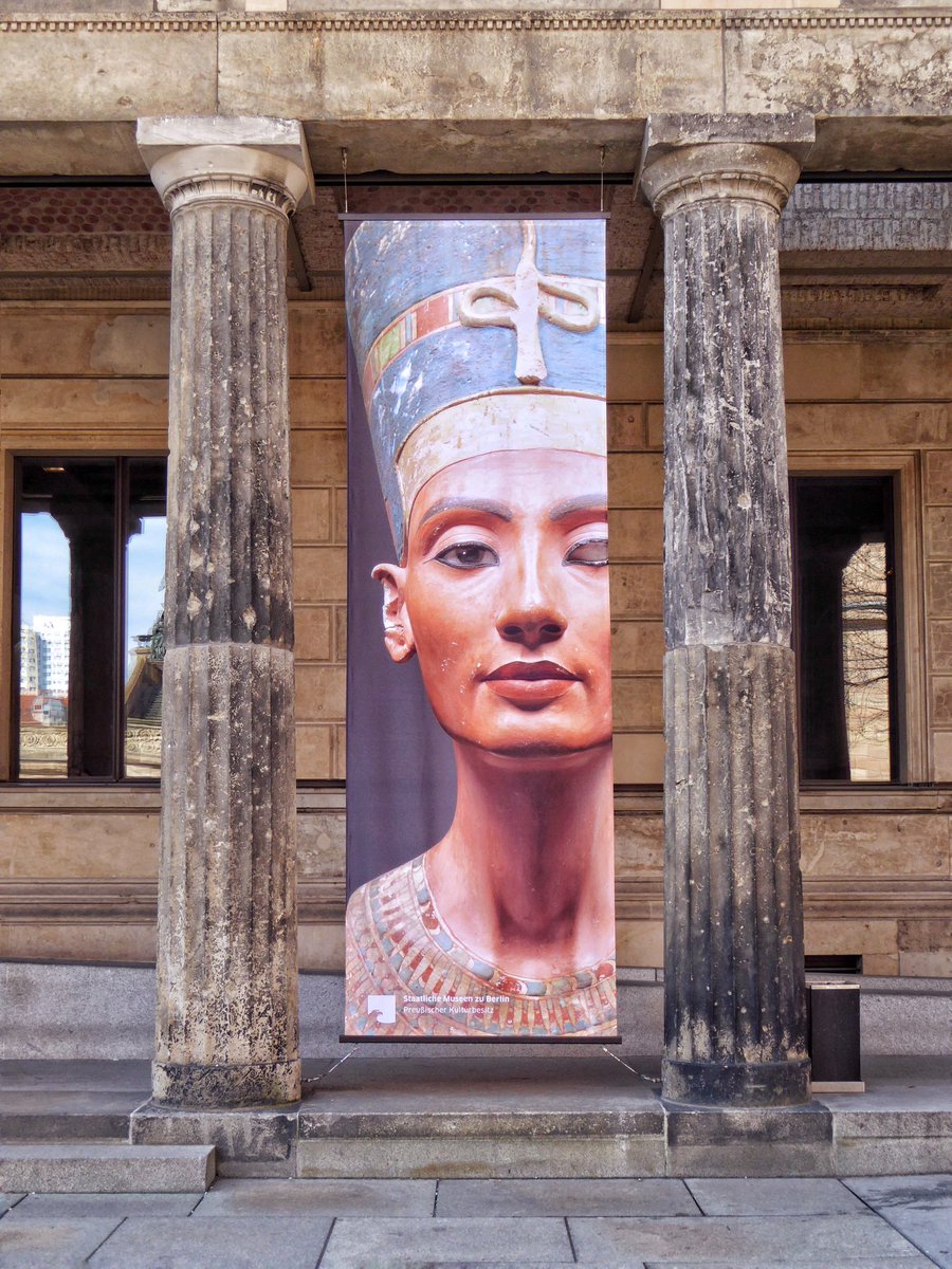 Nofretete: Ägyptische Pharaonin, globale Ikone, Wahlberlinerin. Heute vor hundert Jahren wurde Nofretete erstmals der Öffentlichkeit präsentiert naehrlich.de/daserberoms/20…