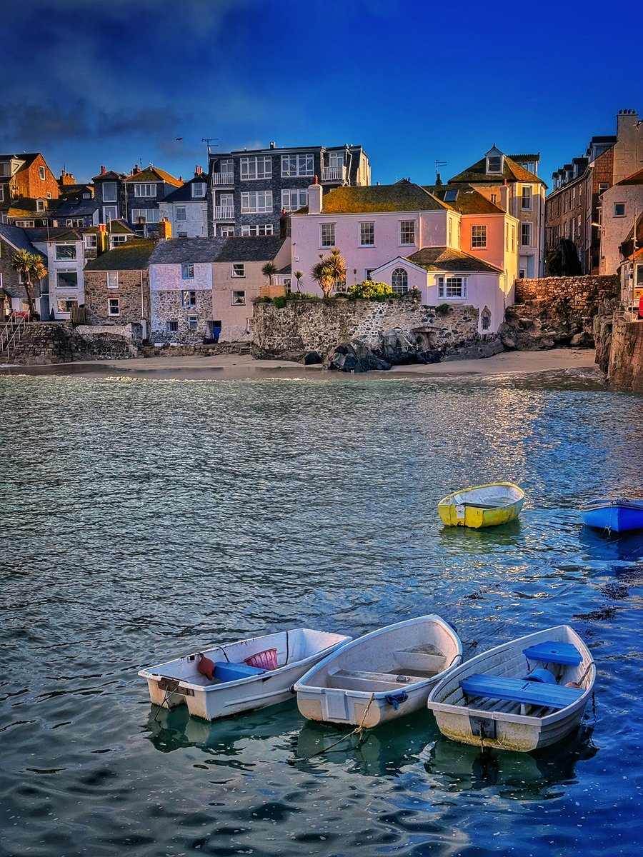 Dawn at Kitty’s Corner, St. Ives. #cornwall #kernow #lovecornwall #uk #explorecornwall #cornishcoast #sea #ocean #visitcornwall #stives #stivescornwall #sky #marine #sunrise #cloud #pier #fishing #dawn #spring #harbour #boat #bird #cottage #architecture #beach @beauty_cornwall