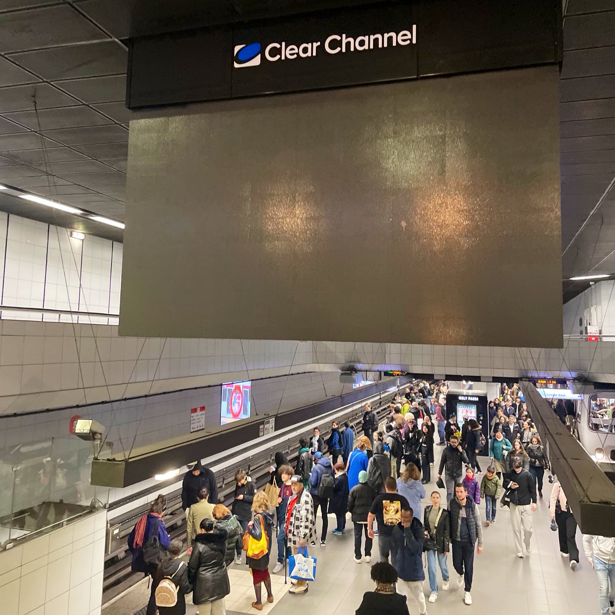 🐠Ceci n’est pas un poisson d’avril.

À compter d’aujourd’hui, les publicités numériques quittent définitivement le métro lyonnais, comme ici place Bellecour.

Merci au <a href="/grandlyon/">Métropole de Lyon</a> qui s’engage à faire de nos transports des zones moins énergivores et plus agréables.