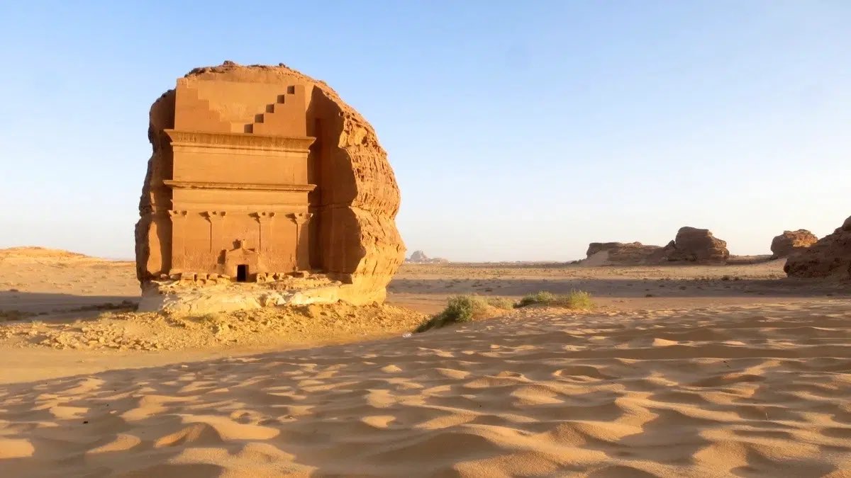 “Something happened when we first migrated out of Africa, through this part of the world. As one archeologist told me, we finally sat down.” — @PaulSalopek to @TheWorld theworld.org/stories/2024-0… Below: A remnant of a structure built by the Nabateans 2,000+ yrs ago 📷 Paul Salopek