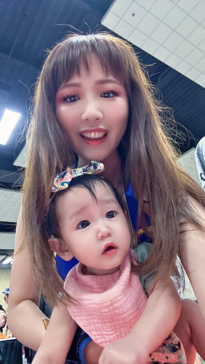Last day at @KawaiiKon hanging out at @nomsdesigns! Thanks to everyone for dropping by and supporting our family! We really enjoyed our time at this convention! So glad we were able to bring our little baby here too! 💕 Until next time 🤙🏻🌺💕 #kawaiikon #chunli #streetfighter