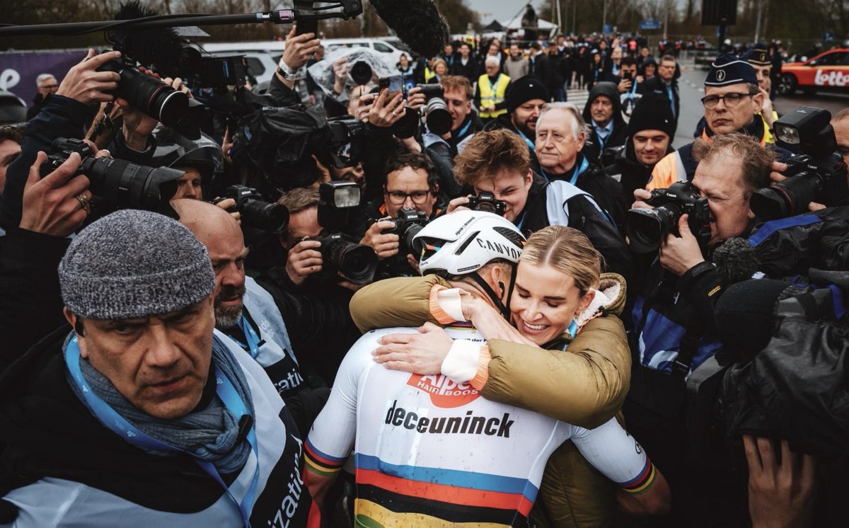 THREAD 

The best photos of this year’s men’s Ronde van Vlaanderen. #RVV24

1. The love in the chaos. (📸: jeredgruber)