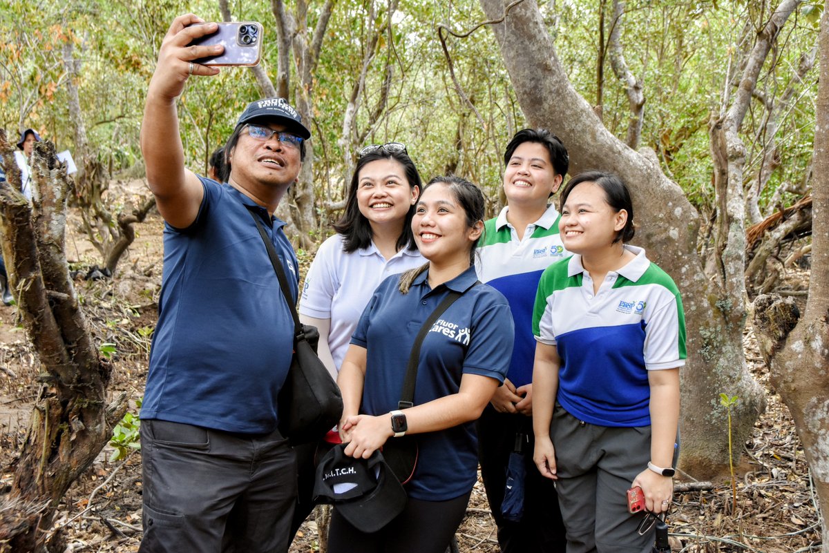 A hundred employee volunteers from Fluor Daniel Philippines kicked-off its mangrove planting activities last March 22 in their newly-adopted site, Brgy. Olo-olo in Lobo, Batangas. 900 seedlings were planted out of the 6,400 targeted to be completed this year.