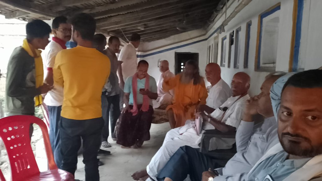 Chokar_baba's tweet photo. सारण लोकसभा क्षेत्र के विभिन्न जगहों पर ग्रामीणों से मुलाक़ात किया। https://t.co/lu9zP2pvyz