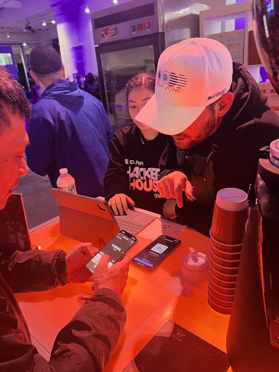 CathyWooooW's tweet image. 感謝@durhamer_DrSol 的友情贊助，0.05 SOL兩杯的咖啡。一年後會是天價咖啡嗎？ 

Thanks for the coffee. Two latte for 0.05 SOL. Would it be super expensive coffee by fiat in a year? 

@solana #solanahh #solananyc @hackerhouses