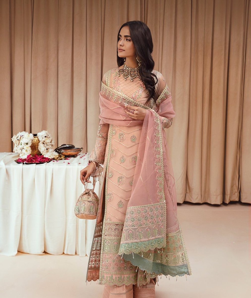stylingbylush's tweet photo. Traditional look of the week !!! https://t.co/BPzLl9ZRvT