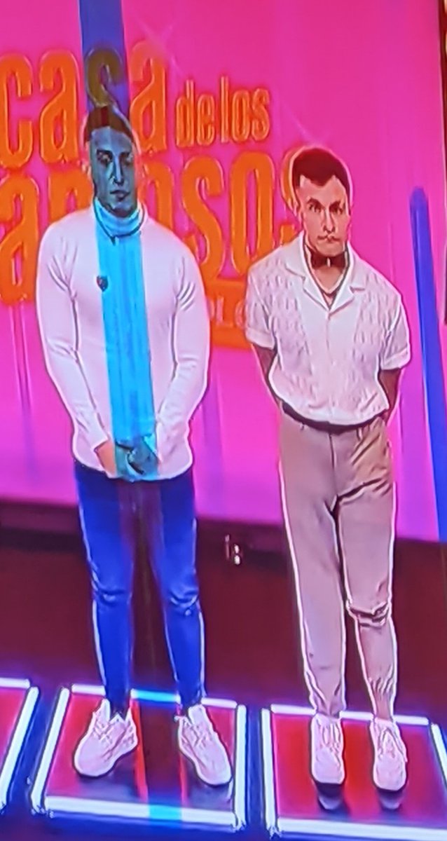 ClauBarajasB's tweet photo. Yo ahora su estoy convencida del trauma de culotauro con la tia , porque heredó la blusa y contagio a Alfredo ...parecen dos tias ! Jajaja

#LaCasaDeLosFamososColombia https://t.co/SOoFcyBxa7