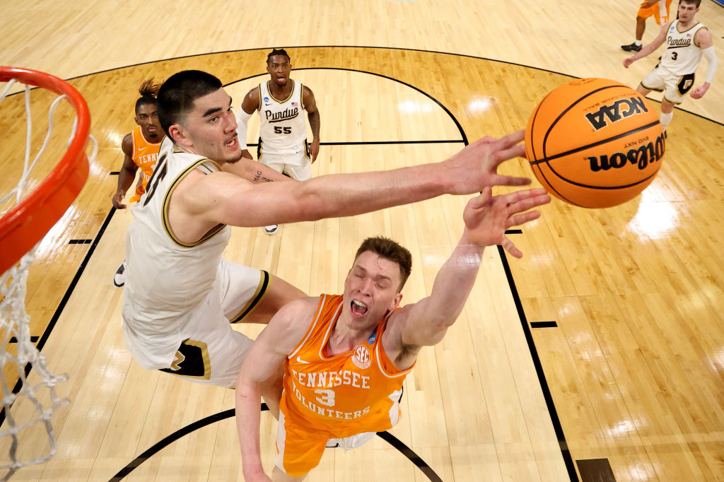 MattNorlander's tweet photo. Three GREAT @GettySport shots of Zach Edey's decisive late-game block on Dalton Knecht. Body control is incredible by Edey here. Arguably the defining play of his college career on a day where he scored a career-high 40 points to send Purdue to its first Final Four in 44 years. https://t.co/1b9xjv7cPo