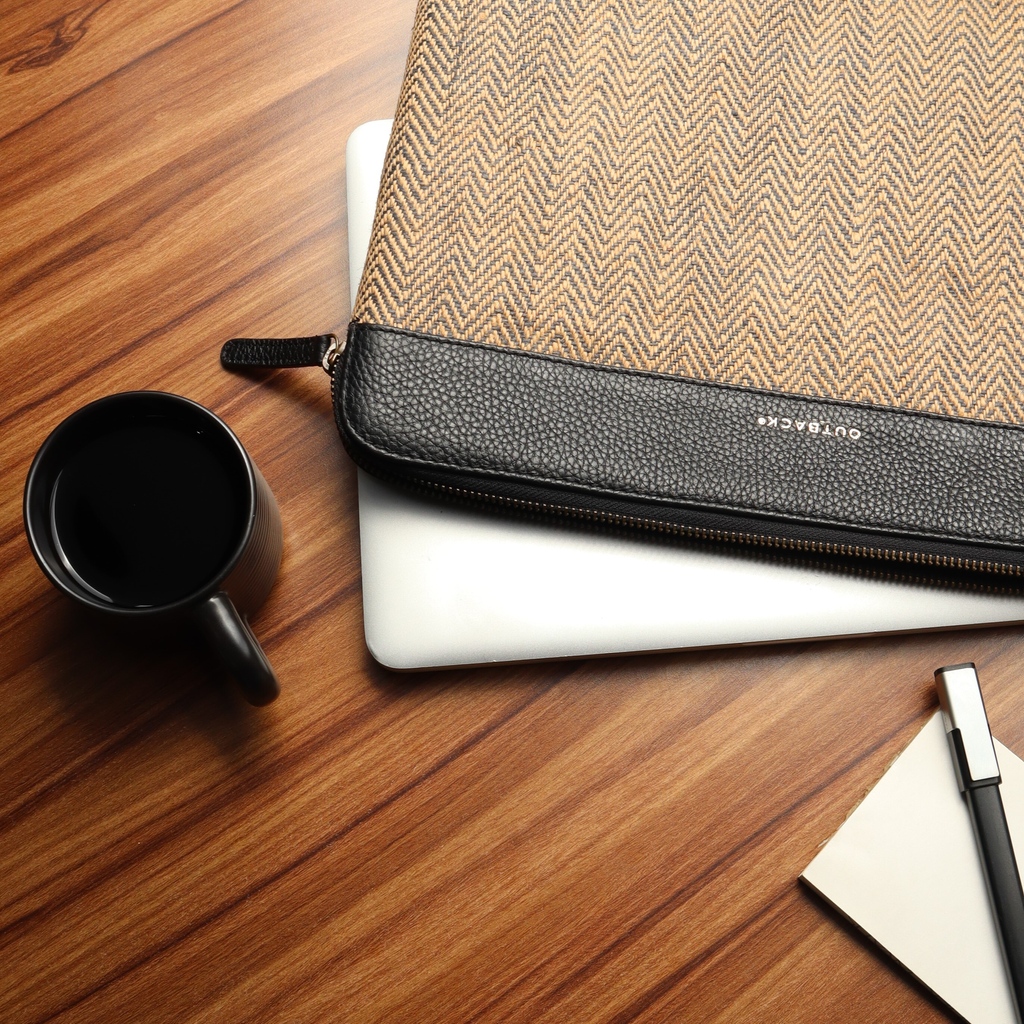 Elevate your lifestyle with our chic jute Urban Laptop Sleeve, combining style, sustainability, and reliable protection.

#outbackworld #outbackobsessed #gooutmuch #luxe #luxury #briefcase #leather #leathersleeve #leathergoods