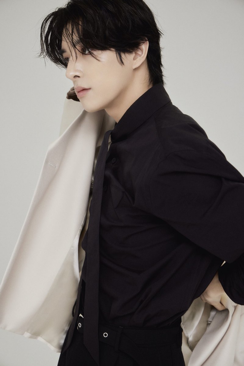 jqkeshim's tweet photo. In the realm of style and sophistication, a man dons a black shirt and tie, exuding an air of confidence. His poised stance and impeccable fashion sense make for a captivating image. This is the remarkable outcome of a meticulously orchestrated photoshoot. https://t.co/BOxnPujzWg