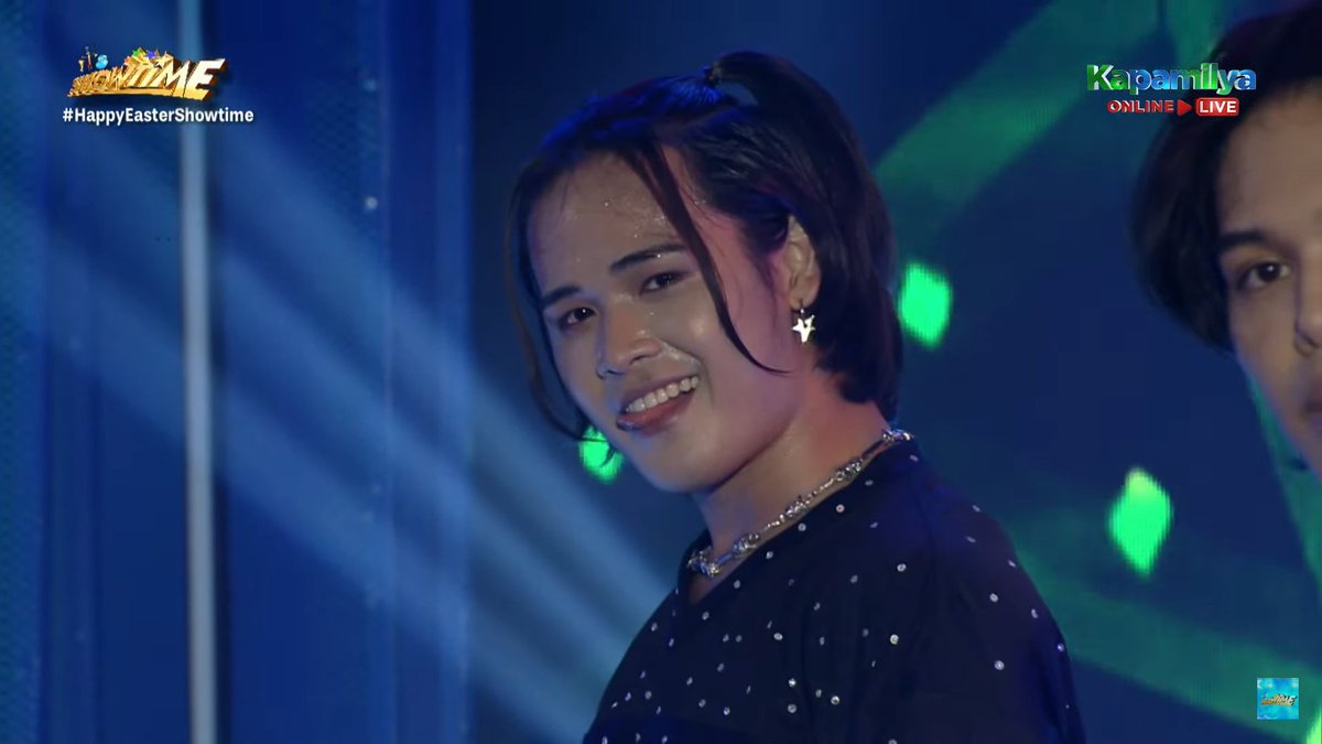 winnietheephu's tweet photo. GRABE!! ARAW-ARAW NA LANG AKONG NAPAGBIBIGYAN?! SALAMAT PO SA PAGTUPAD NG PANGARAP KO, @/SHOWTIME CAMERAMAN. 😍😭 

DAYANG SA ITS SHOWTIME 
#ALAMATonItsShowtime #ALAMATDayang #DayangKalasahanTaKaw  #ALAMAT 
#ALAMAT_ALAS https://t.co/klVrPDzBpF