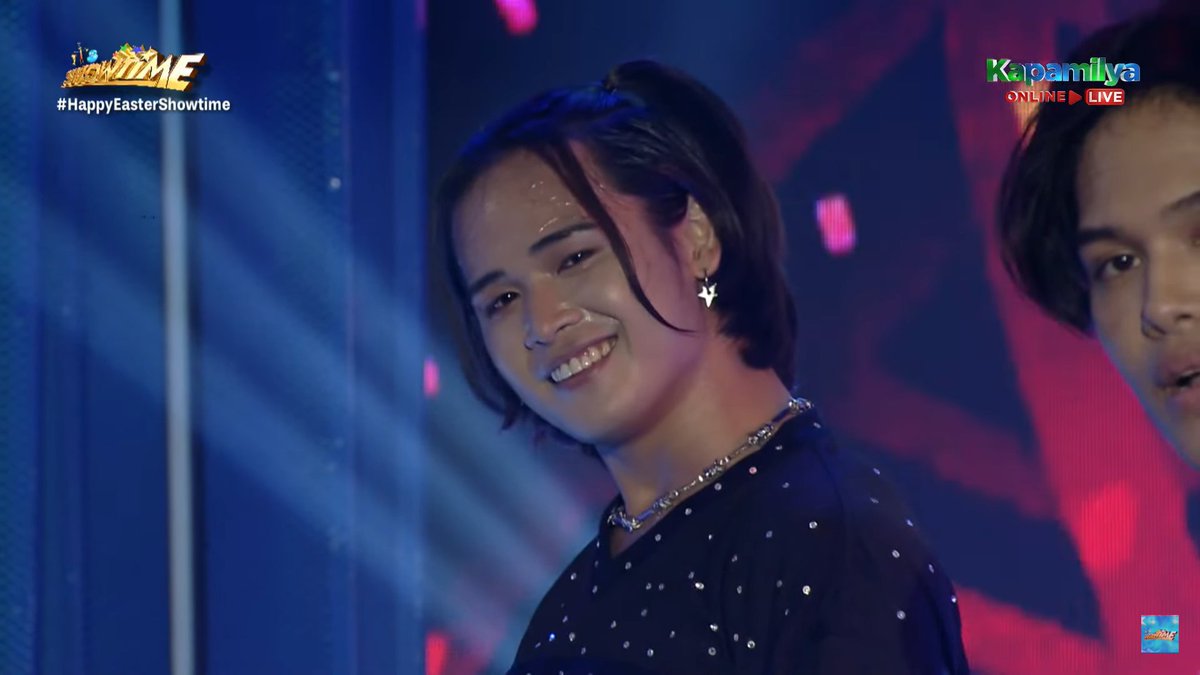 winnietheephu's tweet photo. GRABE!! ARAW-ARAW NA LANG AKONG NAPAGBIBIGYAN?! SALAMAT PO SA PAGTUPAD NG PANGARAP KO, @/SHOWTIME CAMERAMAN. 😍😭 

DAYANG SA ITS SHOWTIME 
#ALAMATonItsShowtime #ALAMATDayang #DayangKalasahanTaKaw  #ALAMAT 
#ALAMAT_ALAS https://t.co/klVrPDzBpF