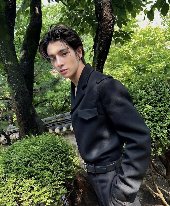 jqkeshim's tweet photo. Amidst the majestic beauty of nature, a debonair gentleman stands tall, his black suit exuding elegance. The lush greenery of the trees provides a captivating backdrop, making it an ideal day to capture this enchanting image. https://t.co/cAnsMLefat