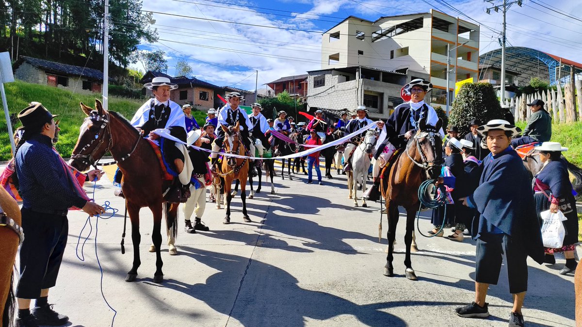 Con algarabía y con un sincretismo basado en la religión católica y las tradiciones propias de la cosmovisión andina, el pueblo #Saraguro celebró el Domingo de Pascua