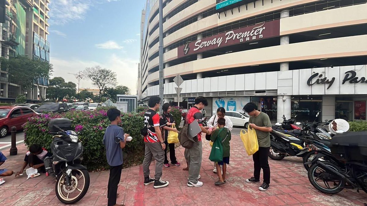 MSUCSabah's tweet photo. 🍱Share Meal, Share Happiness🥰

#MSUrians brings communities together this Ramadan with a heartwarming food donation program, sharing blessings and spreading joy!"

#MSU1D1K
#BadmintonClub
#MultiTalentClub
#msuihyaramadhan2024 https://t.co/vJIxZmDYJt