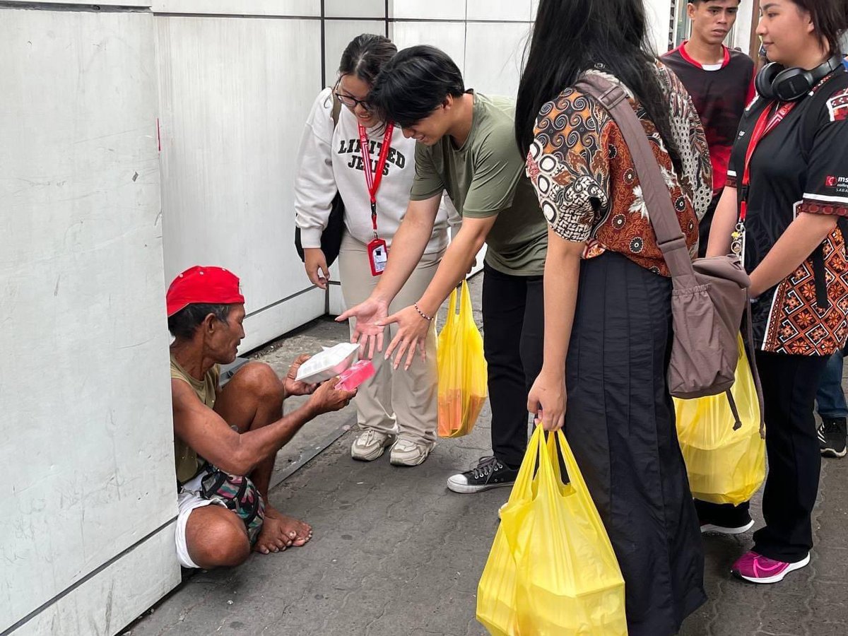 MSUCSabah's tweet photo. 🍱Share Meal, Share Happiness🥰

#MSUrians brings communities together this Ramadan with a heartwarming food donation program, sharing blessings and spreading joy!"

#MSU1D1K
#BadmintonClub
#MultiTalentClub
#msuihyaramadhan2024 https://t.co/vJIxZmDYJt