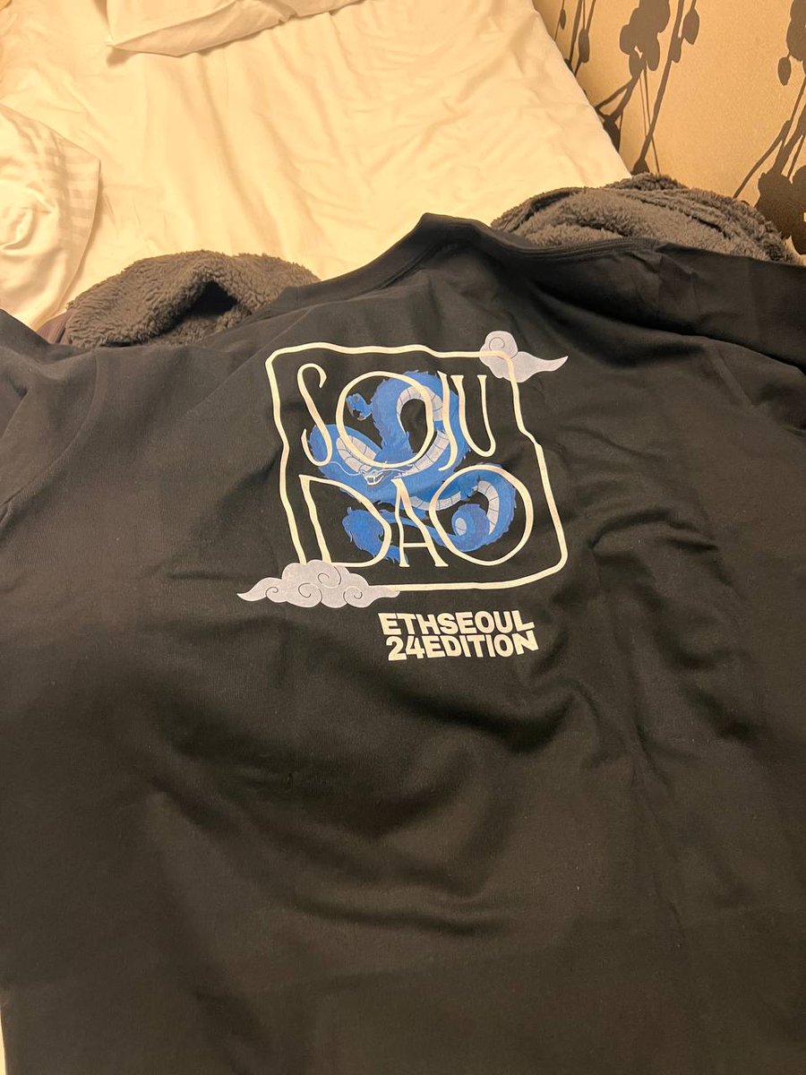 sojudao_'s tweet photo. ETH Seoul was🔥

We learned from @d0wnlore @jackalpha_xyz @jake_cryptokr 
We partied with @SynFuturesDefi @fraxfinance 
We hung out on a Saturday afternoon with @arpaofficial
We gave away a few limited SojuDAO shirts (our first😉)

Until next time SoMaeks❤️🥂 https://t.co/RsVXrxo5xp