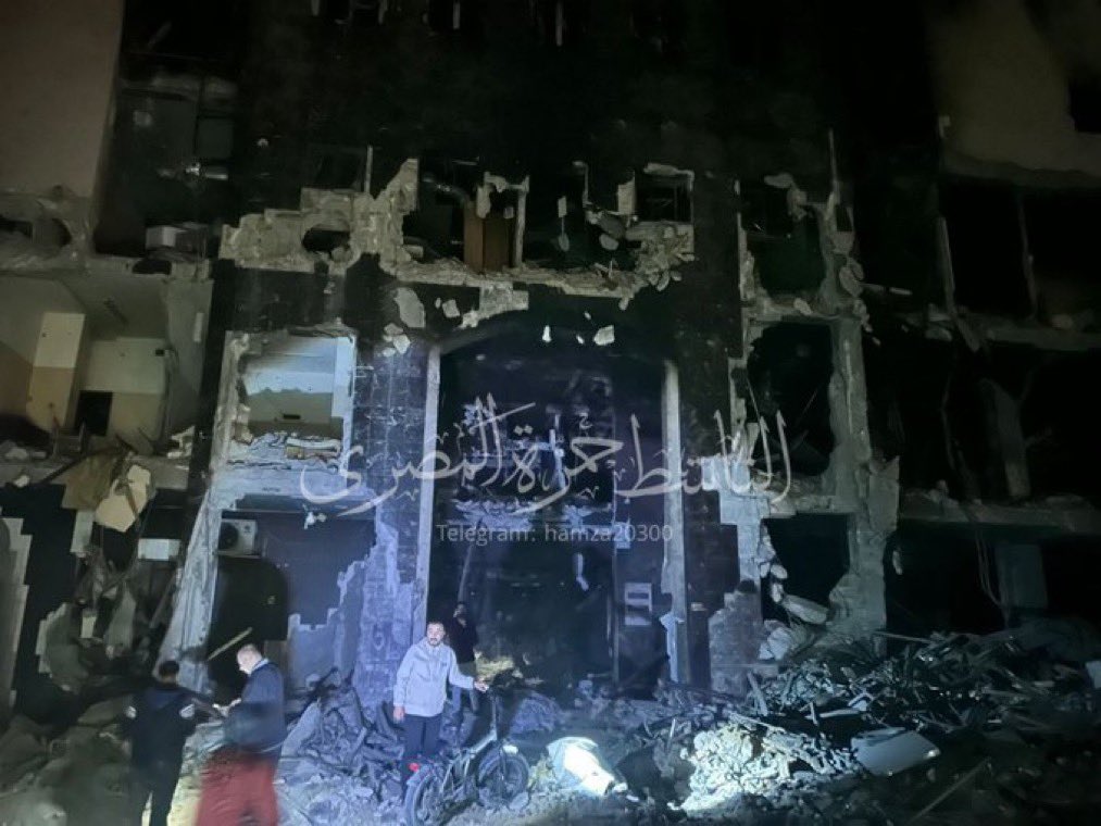 moha68187081's tweet photo. إحراق مباني مجمع الشفاء وخروجه بالكامل عن الخدمة وحجم الدمار بالمجمع والمباني المحيطة كبير جدا ، ومئات الشهداء في المجمع والشوارع المحيطة به. 

أول صورة من مجمّع الشفاء الآن !! https://t.co/dSx6W1o8vo