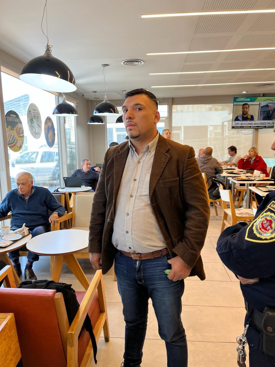 akennyvel's tweet photo. Este hijo de puta me robó la riñonera con mis tarjetas, DNI y demás documentación dentro del Standard 69 de Barrio Güemes en #Córdoba Capital. Según pude averiguar,
es su práctica habitual en la zona. Si andan por ahí, aférrense a sus cosas,
aún dentro de los bares. https://t.co/14pzIrPL6T