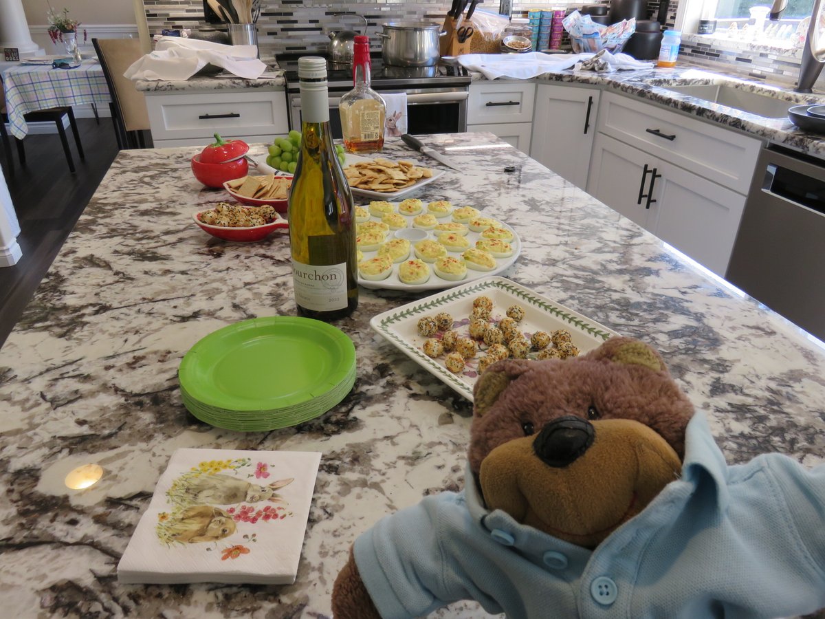 appies!
#celebrityauthorbear #easter #bearfluencer #celebritybear #stuffies #plushies #teddybears