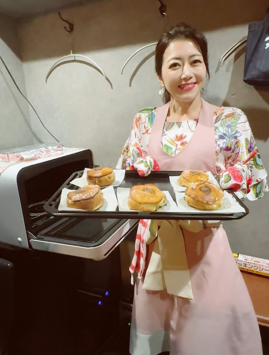 昨日はパン教室イベント東京にご参加下さった皆様、ありがとうございました^_^
玉葱とアンチョビバターを使ったパン、美味しく出来ましたね♡

エプロンと爪は桜色、ピアスは貝でできてる、桜の形のにしました🌸

次回のパン教室イベントは
東京５月４日、
名古屋５月２６日、
大阪6月８日に開催です♪ https://t.co/8A5DX921bm