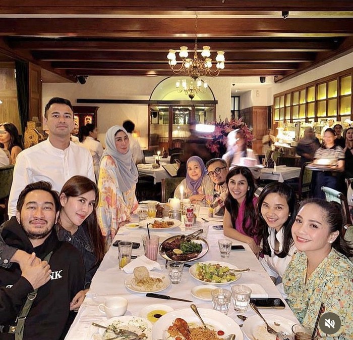 jakarta_food's tweet photo. detikfood: #Foto Nisya Ahmad rajin mengunggah momen kulineran serunya di Instagram. Mulai dari makan cantik sampai makan bersama Raffi Ahmad dan Nagita Slavina!🤩✨
Yuk, intip potretnya disini!🔽
>>https://t.co/ldmuYFQy3r
Foto: instagram/nissyaa
#Nisy… https://t.co/7F4OKLXtFg