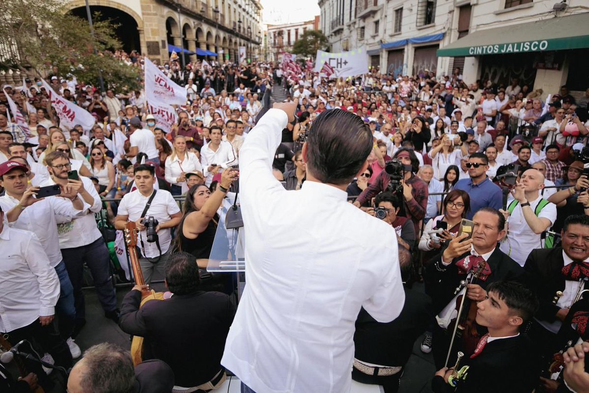 Ramiro_Escoto's tweet photo. #REDelectoral comenzó la campaña de @chemamtz_ en la #PlazaDeLosMariachis ante 2 mil personas. "Se acabó la fiesta, se acabó la #Robadera dijo en su primer discurso en la búsqueda de la presidencia de #Guadalajara https://t.co/S1l9xHZmxZ