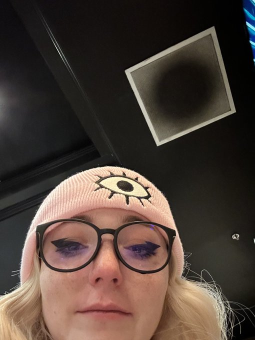 I&rsquo;m drunk and i started crying and telling the waiter at this random burger place that i miss my dogs