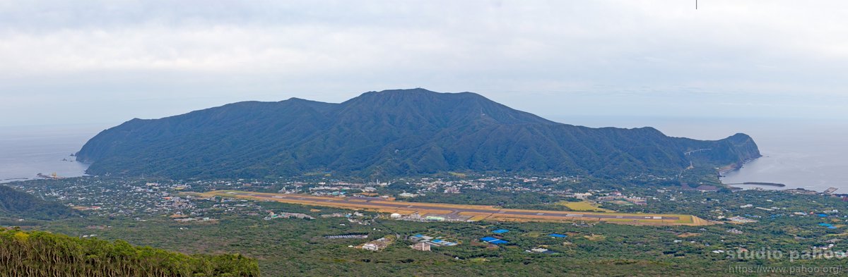 papa_pahoo's tweet photo. 八丈島空港は、三原山と八丈富士にはさまれた平地部分に2,000メートル滑走路が1本ありジェット機の離発着が可能だが、国内でも離着陸が最も難しい空港である。2018年... https://t.co/0Wa20G5I0X #pahoo https://t.co/1Cxag1xSwh