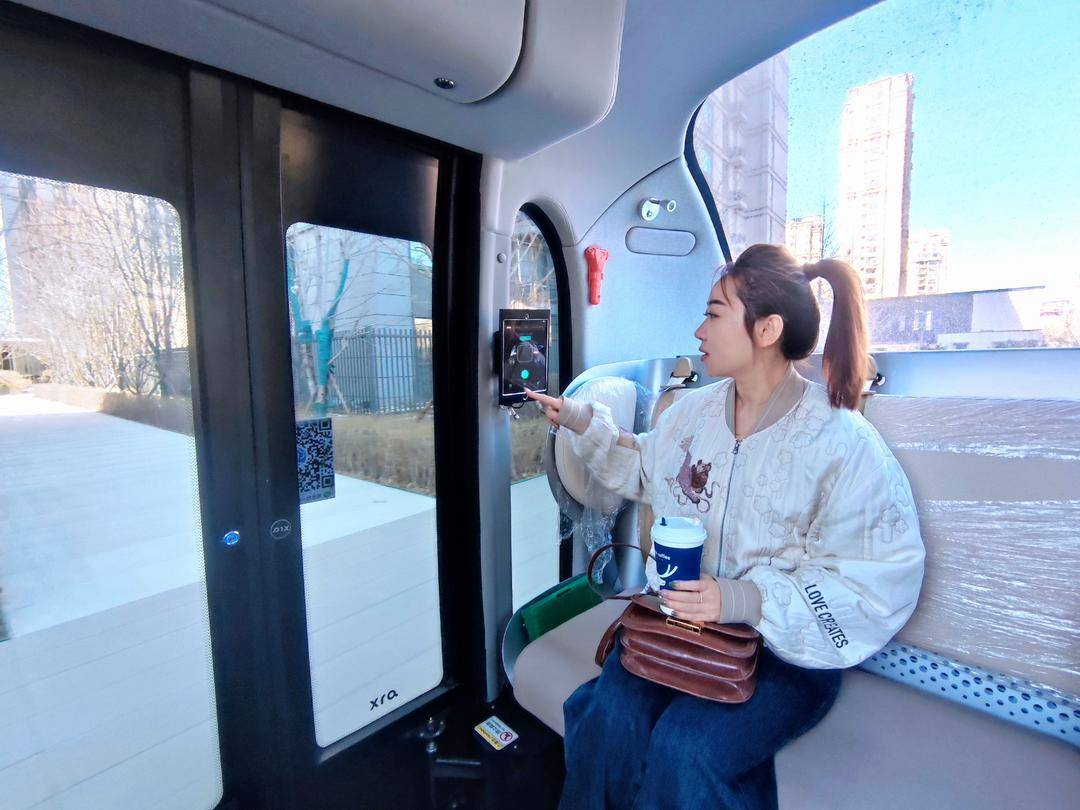 #TechnologyandInnovation 🚍🤖Experience the future of living in Shenyang's Heping District, where an array of #unmanned vehicles, including shuttle buses, delivery robots, cleaning bots, and security patrols, redefine convenience and efficiency.