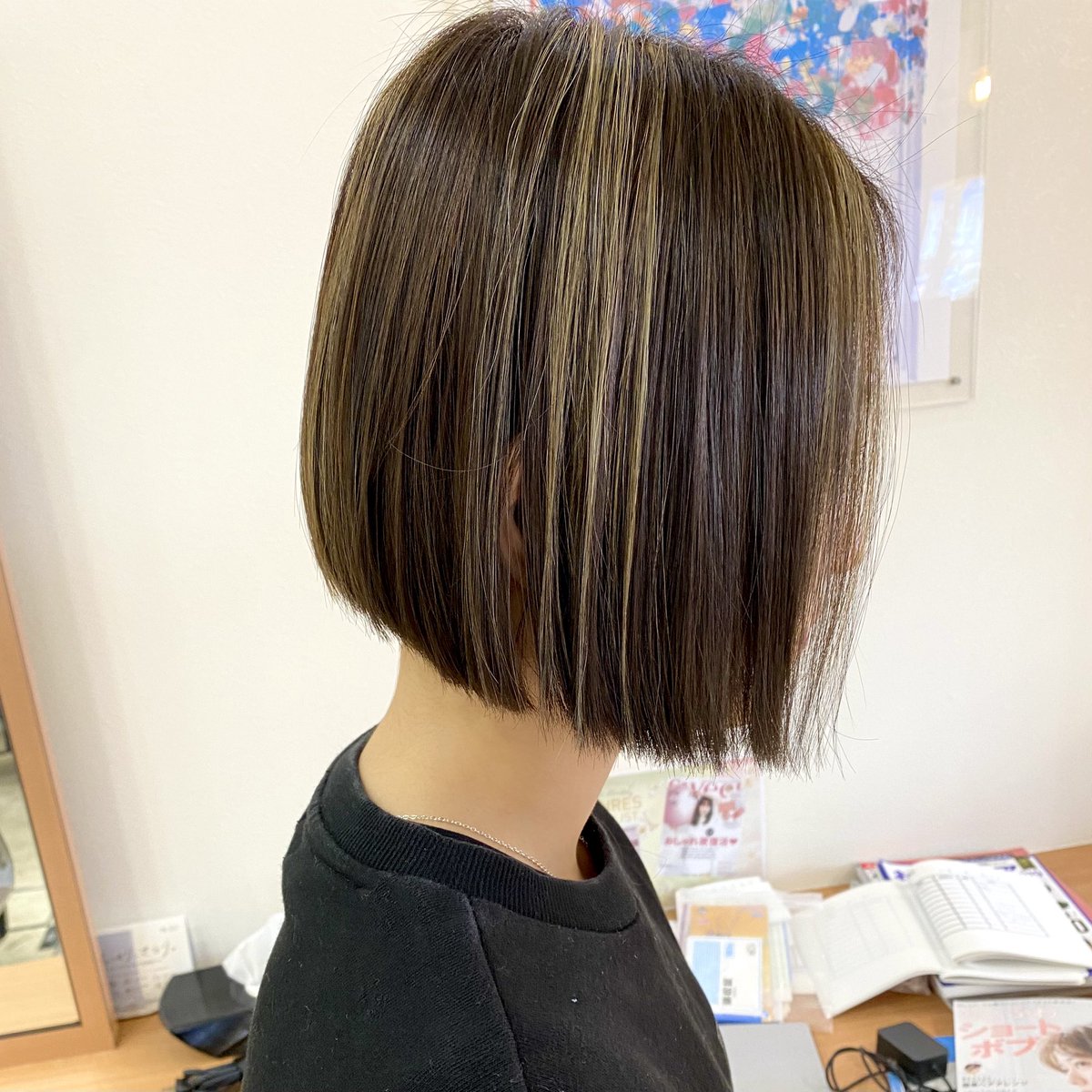 HairViho's tweet photo. 切りっぱなし前下がり＆太めハイライト✨️

太めで本数は少なめのハイライトがいい感じでアクセントになってますね( ˇωˇ )
切りっぱなしの雰囲気とマッチしててとても良いです👍

 #新入生大歓迎
 #春から高知大 
 #高知大学 
 #ハ��ライト
 #切りっぱなし
 #前下がり
 #高知市美容室
 #高知美容室 https://t.co/LtdpqVCrIF