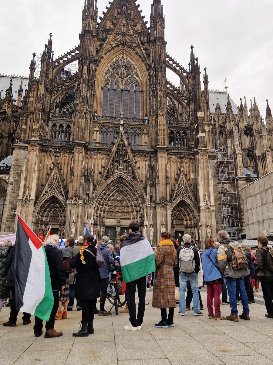 KoelnAnonymous's tweet photo. Veranstalter des #Ostermarsch in #koeln #k3003 weisst darauf hin, dass Nationalfahnen unerwünscht sind. Die Ordner sollten mit den Menschen reden. https://t.co/eeusZBahZ3