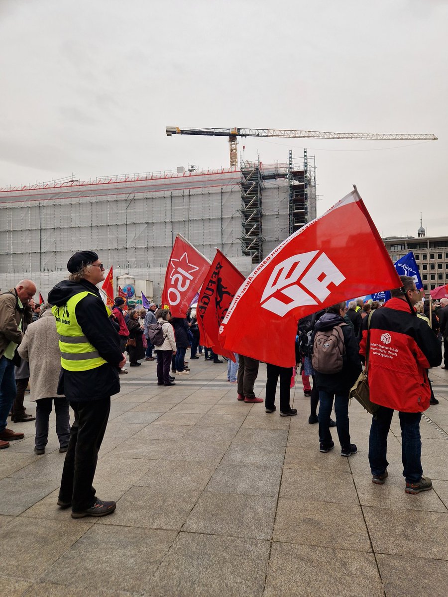 KoelnAnonymous's tweet photo. Veranstalter des #Ostermarsch in #koeln #k3003 weisst darauf hin, dass Nationalfahnen unerwünscht sind. Die Ordner sollten mit den Menschen reden. https://t.co/eeusZBahZ3