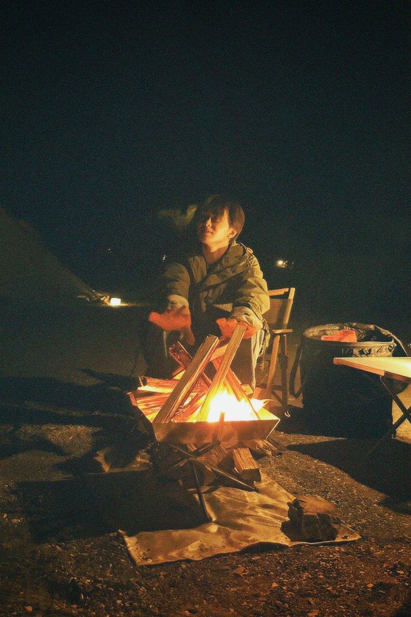 takunico_staff's tweet photo. ＼『辻褄』オフショ大公開／

毎週月曜PM4:08頃にオフショを公開中📸

発売日までついにあと1週間！
（時間すぎてすみません🙇‍♀️）

#PR
#辻褄
#つじつまの合わない草川拓弥
#草川パズル🧩
#焚き火とタクちゃん https://t.co/VBmwLROWPK