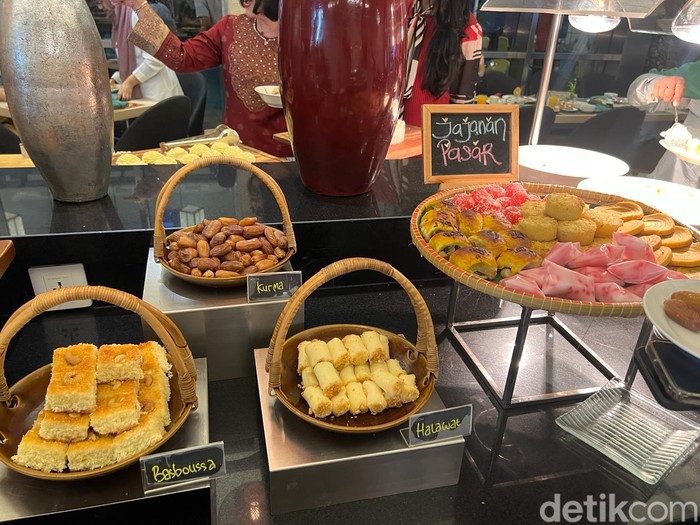 detikfood's tweet photo. #Foto Buka puasa di hotel berbintang ini akan memberikan pengalaman seru lho, detikers!🤩
Kamu bisa menjelajahi kuliner Asia, mulai dari bakso, lamian China, sampai nasi biryani! Berikut potretnya.🤤👇
>>https://t.co/cJLUTgZtt0
Foto: detikcom
#bukapuasa #buffethotel https://t.co/qMOseIgsQ8