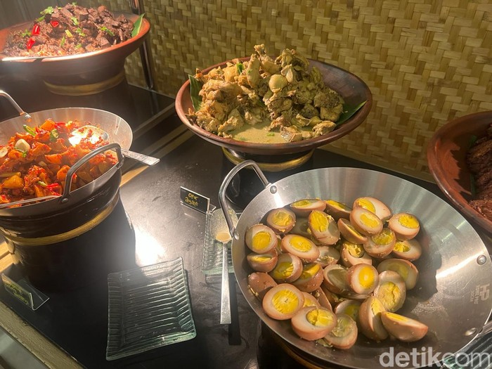 detikfood's tweet photo. #Foto Buka puasa di hotel berbintang ini akan memberikan pengalaman seru lho, detikers!🤩
Kamu bisa menjelajahi kuliner Asia, mulai dari bakso, lamian China, sampai nasi biryani! Berikut potretnya.🤤👇
>>https://t.co/cJLUTgZtt0
Foto: detikcom
#bukapuasa #buffethotel https://t.co/qMOseIgsQ8