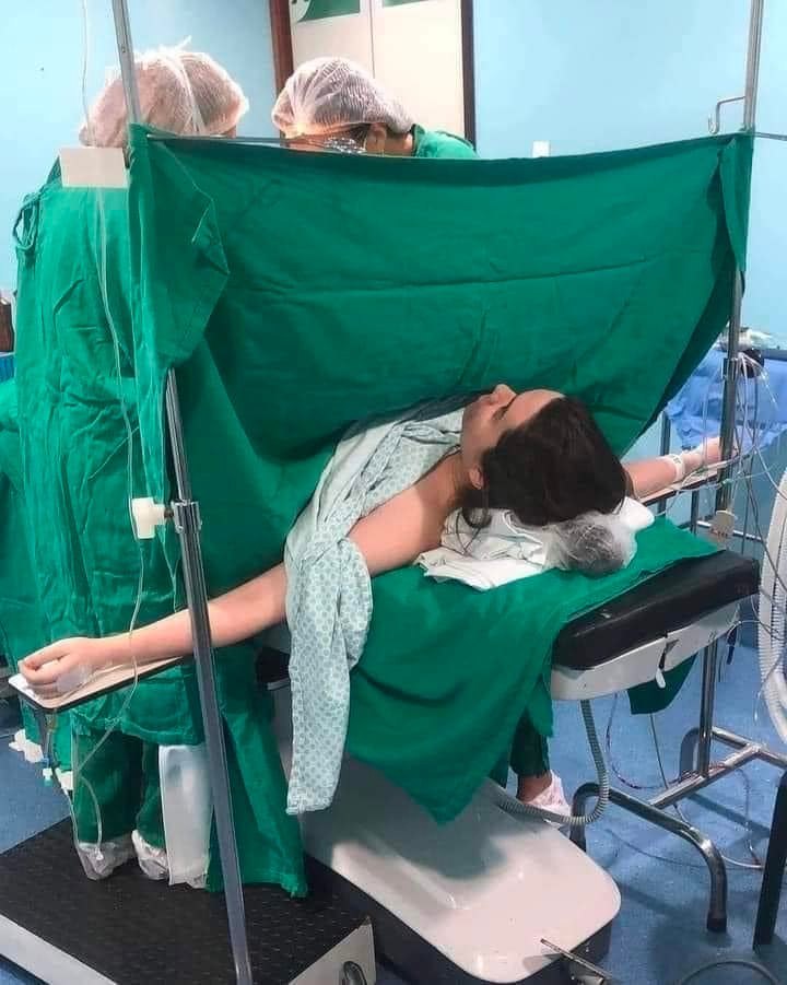 La cesárea es la única cirugía donde se abren siete capas de tejido y se espera que la madre se ponga de pie seis horas después, responsabilizándose de una personita más, sin mencionar las intensas contracciones de útero, producto de la estimulación de las glándulas mamarias, la