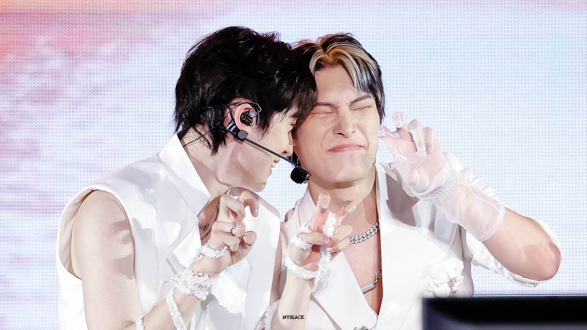 MYBLACKWY's tweet photo. 230923
트윈타워 합체🤍

#AprilFoolsDay  #만우절 
#에이티즈 #ATEEZ #윤호 #YUNHO #민기 #MINGI https://t.co/KPgHsi8fzw