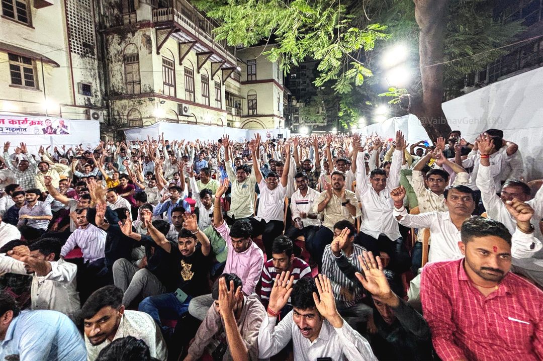 कल रात मुंबई में आयोजित स्नेह मिलन कार्यक्रम में भाग लेकर जालोर-सिरोही के प्रवासी बन्धुओं का आशीर्वाद लिया एवं समर्थन मांगा। इस सार्थक भेंट में सभी प्रवासी भाइयों से राजस्थान की तरक्की के पहिए को गति देने के लिए लोकसभा चुनाव 2024 में समर्थन देने का अनुरोध किया।