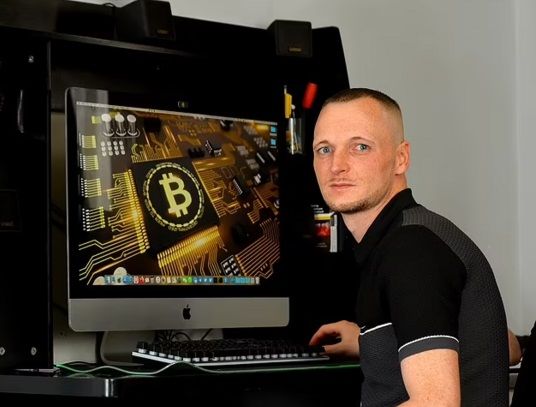 The man who lost his bitcoin 11 years ago.
His latest status is still sad.

Maybe we don't realize the value of LF coins yet, just like he did. Let us show you how cool it is so you don't make the same mistake.

More+
unilad.com/news/uk-news/j…

#8000BTC #JamesHowells