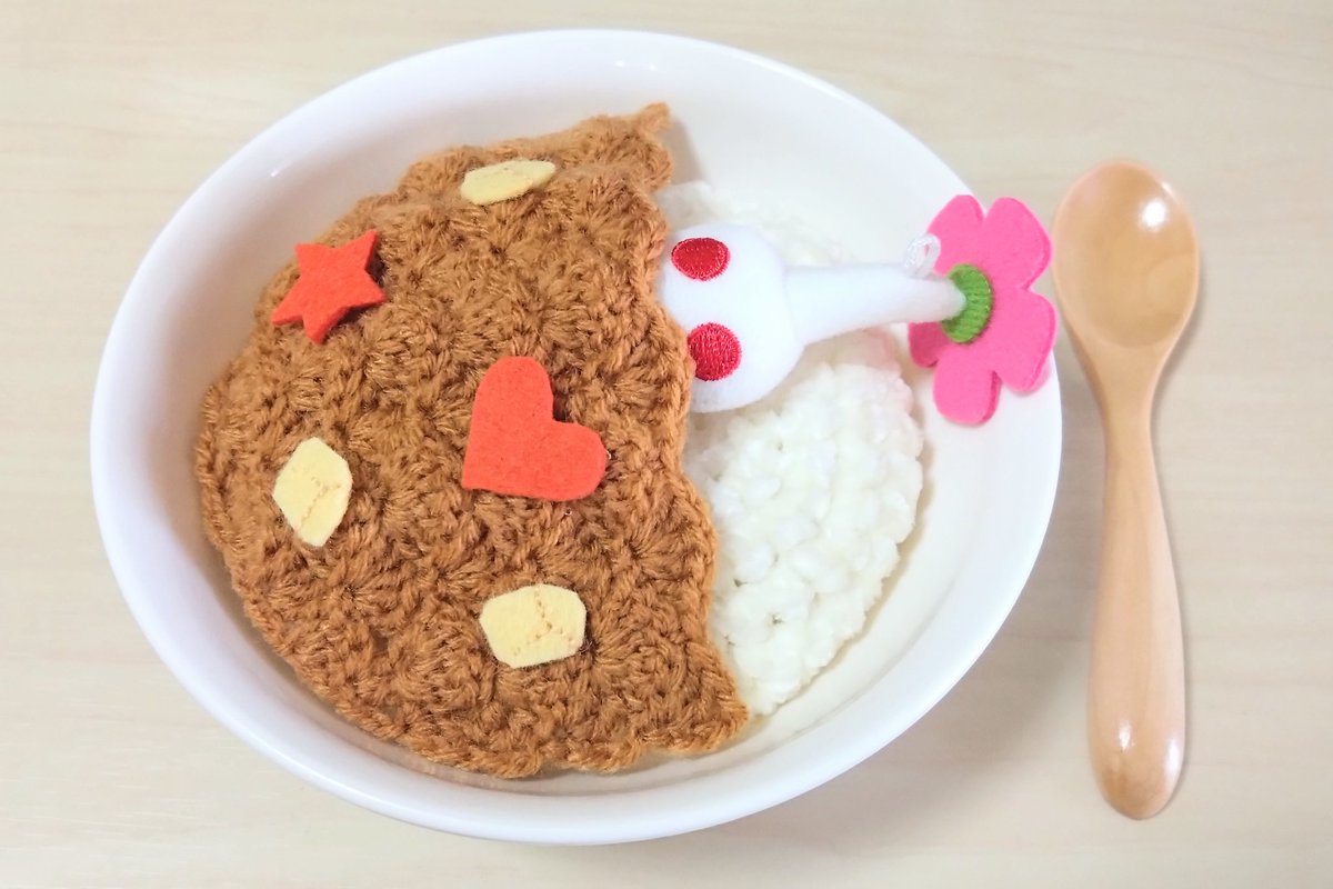 moyaminnnn's tweet photo. 🍛カレーデコピクミン編んでみた🍛
新デコのカレーアイコンが寝ている白ピクミンにしか見えないという噂を聞いて。具材も編もうと思ったんですけど、ちょうどいい色の糸が無かったのでフェルト切って貼りました。こどもカレー仕様にんじん。
#PikminBloom #ピクミンブルーム
#ピクミン手芸部 https://t.co/iAs00Me66l
