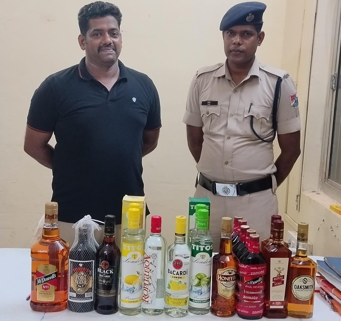rpfswrubl1's tweet photo. #OperationSatark: RPF/Vasco seized one plastic bucket and a plastic bag containing 21 No’s of different branded Liquor bottles V/Rs 8568/- in Tr. No. 18048 Express. Further, the same liquor bottles were kept at RPF Office Vasco for further disposal. @RPF_INDIA @drmubl https://t.co/VhPZYiisUX
