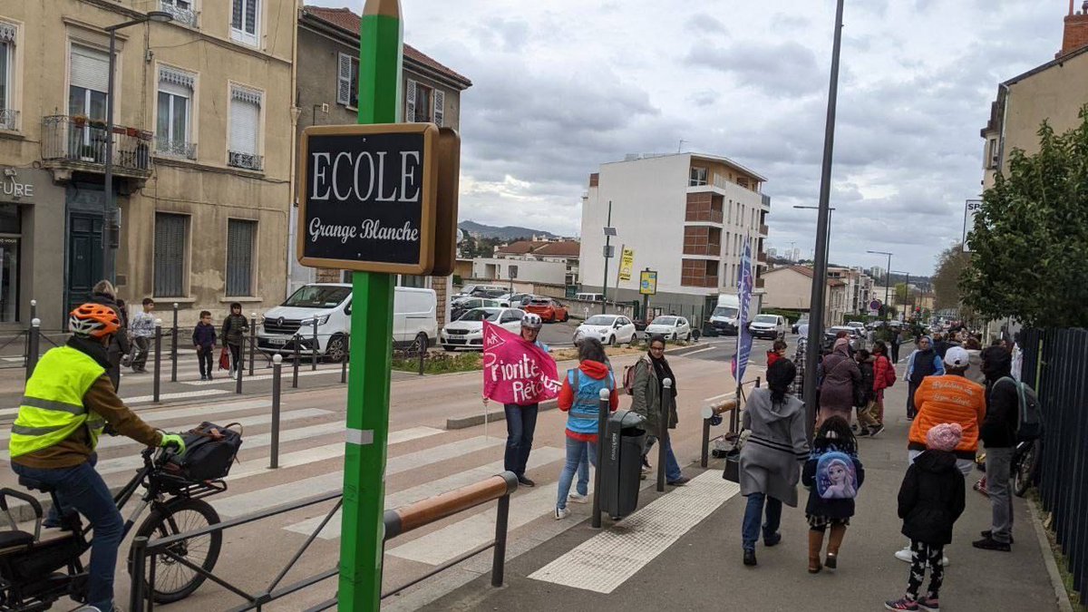 LaVilleaVelo's tweet photo. [#ViedelAsso] C’était vendredi à #Tassin: une nouvelle #OpérationPiétons aux abords de l’école Grange Blanche👫. Merci pour l’accueil!
✔️Des enfants au top 
✔️Des parents ravis 
✔️Des cyclistes convaincus 
✔️Une école rassurée 
&amp; d’autres événements à suivre.. #StayTuned https://t.co/SXEghUScQu