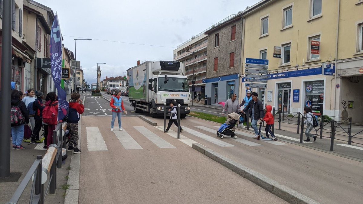LaVilleaVelo's tweet photo. [#ViedelAsso] C’était vendredi à #Tassin: une nouvelle #OpérationPiétons aux abords de l’école Grange Blanche👫. Merci pour l’accueil!
✔️Des enfants au top 
✔️Des parents ravis 
✔️Des cyclistes convaincus 
✔️Une école rassurée 
&amp; d’autres événements à suivre.. #StayTuned https://t.co/SXEghUScQu