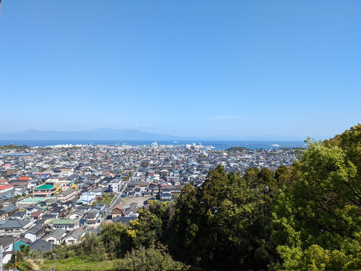 本日付で鹿児島国際大学経済学部に着任しました！！
引き続き精進して参りたいと思います。
今後ともよろしくお願いいたします🙇‍♀️

大学から見える素晴らしい景色に圧倒されています🤭
（写真は研究室より）