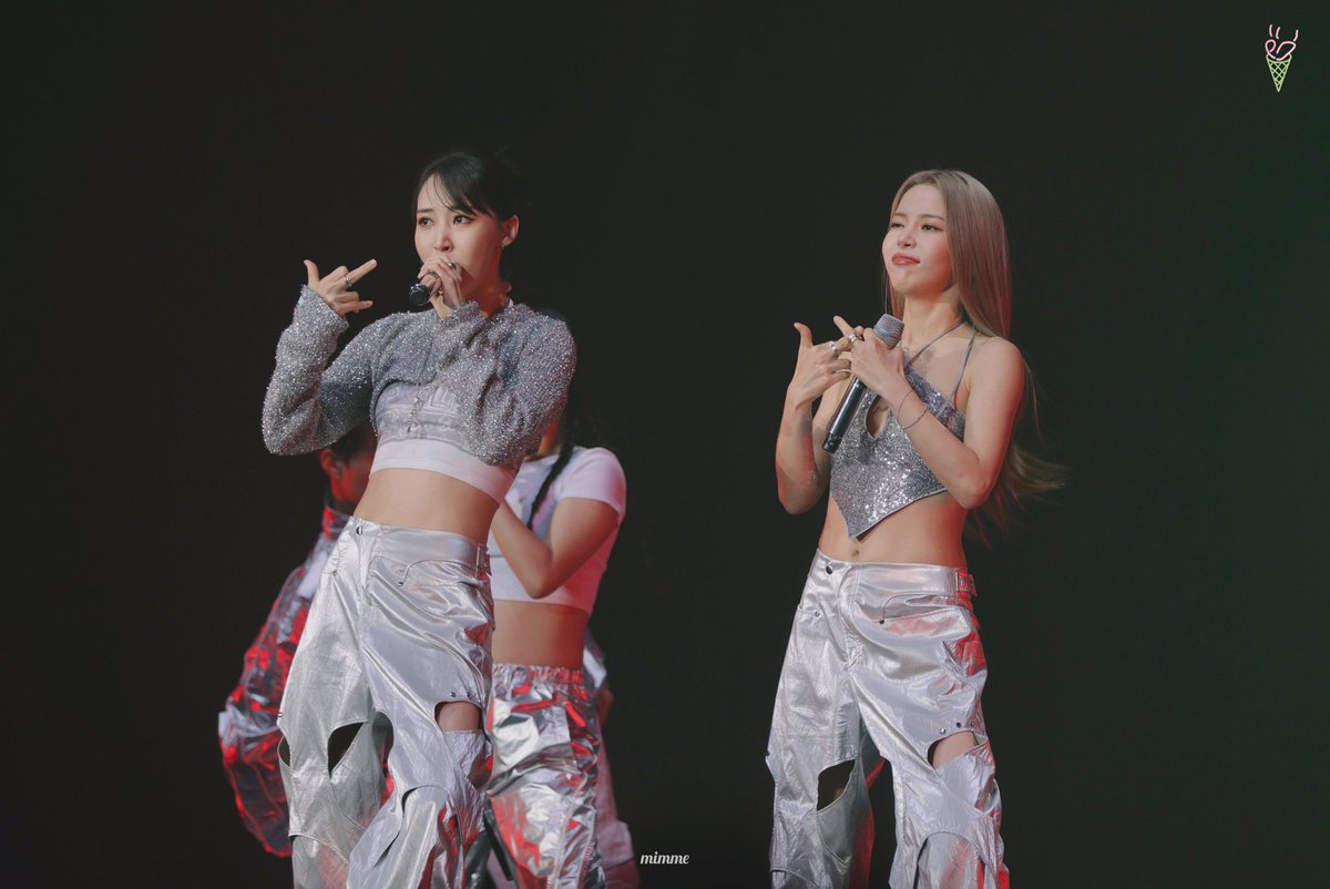 _mimme_'s tweet photo. 230716 RBW 콘서트

용콩별콩 문앤썬라이즈님덜,,🫢

#만우절 #문별 #솔라
#마마무플러스 #마마무 https://t.co/A08y5WTDEs