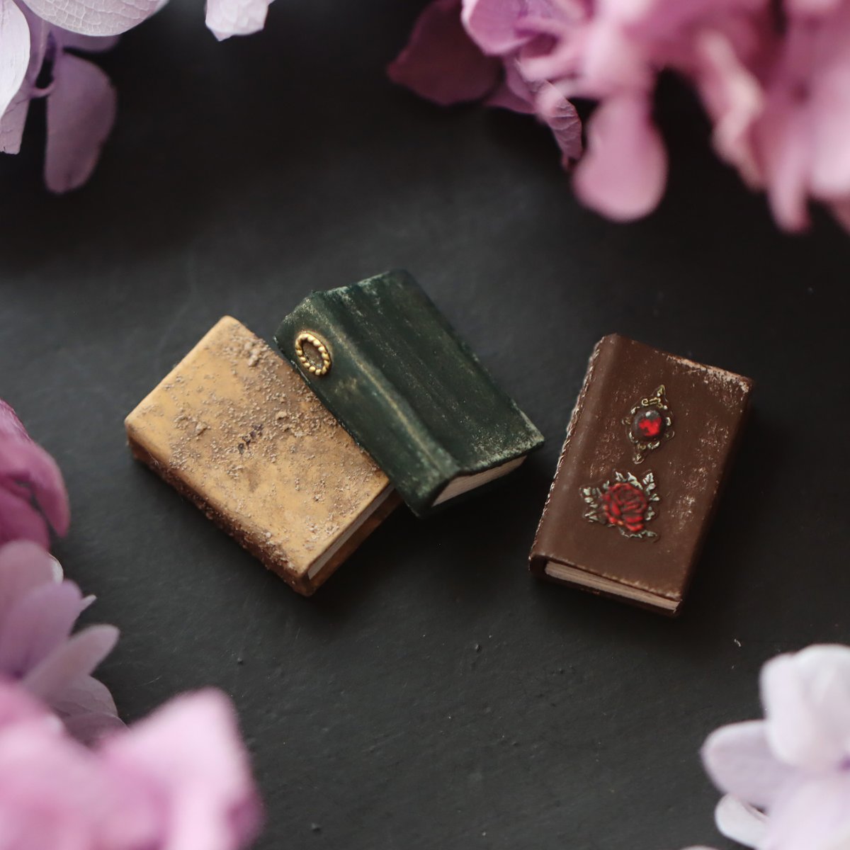 海福雑貨通販部の【最果て古書店tile】に、オブジェ「古書セット」を1