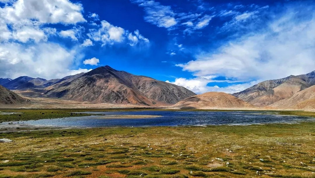 Under Ladakh's boundless sky, where mountains touch the heavens and lakes mirror the beauty of nature's art.' #visitleh Pic credit: jigmat Phokar 📸 #visitladakh #cntraveler #carbonneutral #travelphotography #tourisme #travelandleisure #traveldestination #leh #IncredibleIndia