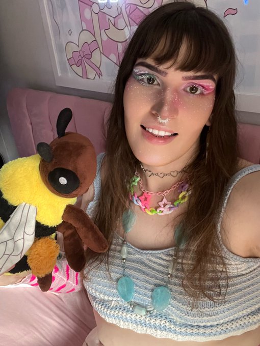 My Beeirthday makeup and outfit 😌💕🩷 https://t.co/vClopw6CAZ